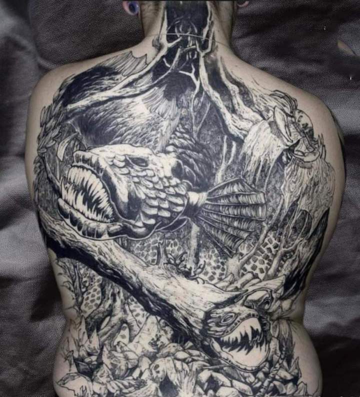 Tatouage lignes fines Roquevaire