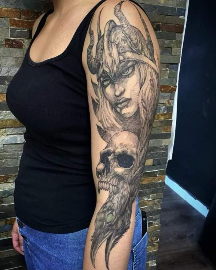 Tatouage lignes fines Roquevaire