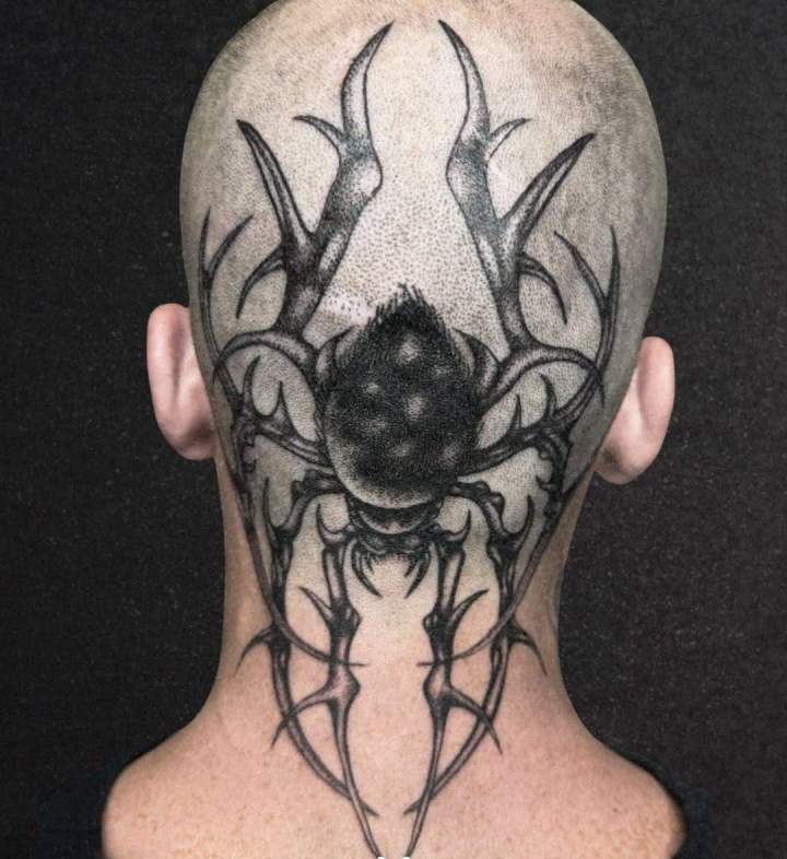 Tatouage lignes fines Roquevaire