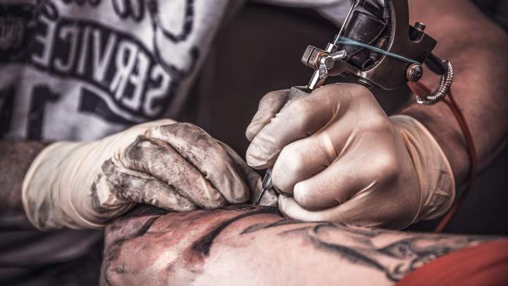 Tatouage lignes fines Roquevaire