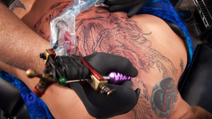 Tatouage lignes fines Roquevaire